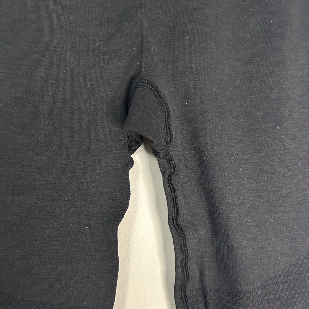 Lululemon Seamlessly Street Crop, Size 4 - Picture 9 of 9